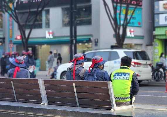 [대구=뉴시스] 이지연 기자 = 1일 오후 대구 중구 반월당의 대중교통전용지구에서 열린 제132주년 세계노동절대회에서 참가자와 경찰이 함께 대화를 나누고 있다. 2022.05.01. ljy@newsis.com