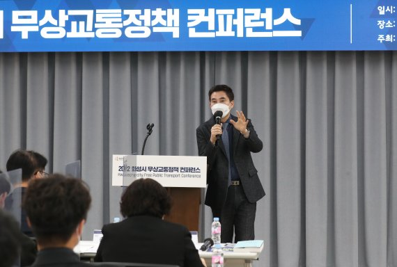 경기 화성시는 지난 3월 28일 경기도 화성시 동탄출장소에서 '무상교통정책 컨퍼런스'를 개최했다. 이날 서철모 화성시장이 무상교통정책의 중요성에 대해 설명하고 있다.