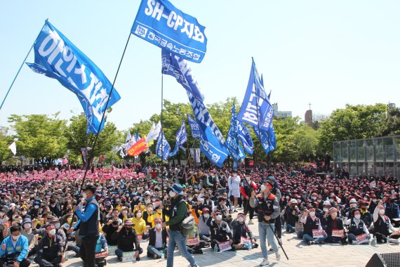 1일 오후 인천시 남동구 인천문화예술회관 야외광장에서 민주노총 인천본부 주관 2022년 세계 노동절 인천대회가 열렸다. 코로나19 이후 4년 만에 재개된 이 자리에는 노조원 6,500여 명(본부 추산)이 모여 노동자의 권리 보장을 주장했다. 2022.5.1/뉴스1 © News1 박아론 기자