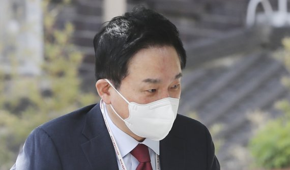 원희룡 국토교통부 장관 후보자가 인사청문회를 하루 앞둔 1일 서울 종로구 통의동 대통력직인수위원회로 출근하고 있다. 2022.5.1/뉴스1 © News1 인수위사진기자단