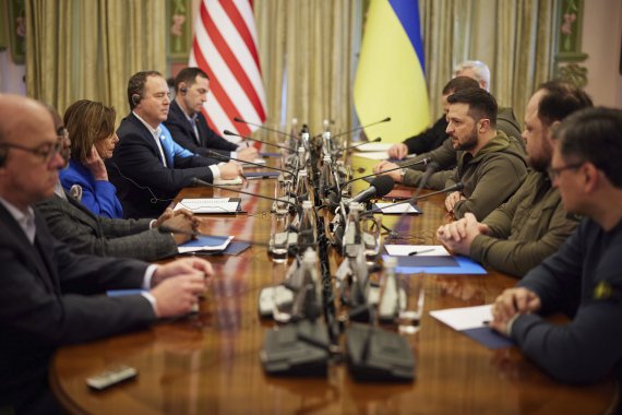 미 하원의장 일행과 젤렌스키 우크라 대통령이 벙커에서 회담하고 있다. AP뉴시스