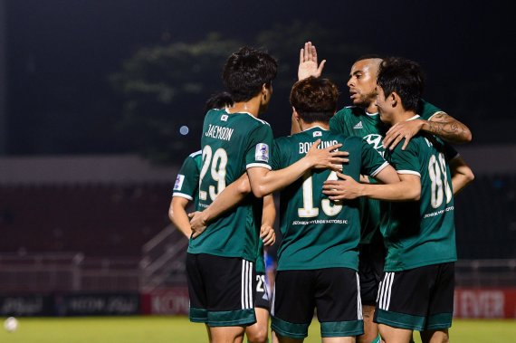 전북 현대 김보경이 1일(현지시간) 베트남 호치민 통낫스타디움에서 열린 아시아축구연맹(AFC) 챔피언스리그(ACL) 조별리그 최종6차전 일본 요코하마 마리노스와의 경기에서 전반 동점골을 넣은 뒤 동료들과 기쁨을 나누고 있다. (아시아축구연맹 제공) 2022.5.2/뉴스1