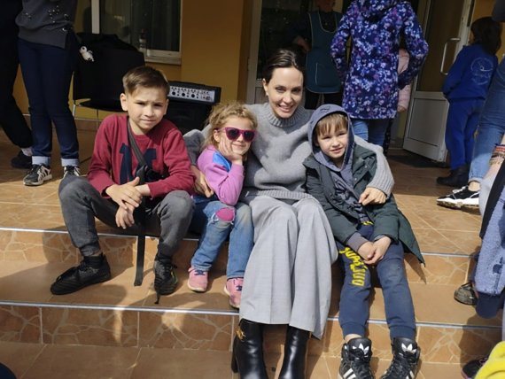 지난달 30일(현지시간) 우크라이나 리비우를 방문한 안젤리나 졸리가 아이들과 사진을 촬영하고 있다. 뉴시스