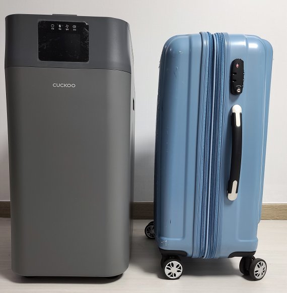 쿠쿠 미생물 음식물쓰레기 처리기(왼쪽)과 여행용 캐리어(오른쪽) 크기 비교 © 뉴스1 조현기 기자