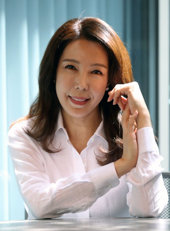 [서울=뉴시스] 홍효식 기자 = 배우 전수경이 지난 28일 서울 강남구 한 카페에서 뉴시스와 인터뷰에 앞서 포즈를 취하고 있다. 2022.05.02. yesphoto@newsis.com