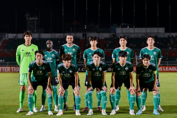 전북 현대 선수들이 1일(현지시간) 베트남 호치민 통낫스타디움에서 열린 아시아축구연맹(AFC) 챔피언스리그(ACL) 조별리그 최종6차전 일본 요코하마 마리노스와의 경기를 앞두고 단체사진 촬영을 하고 있다. (아시아축구연맹 제공) 2022.5.2/뉴스1