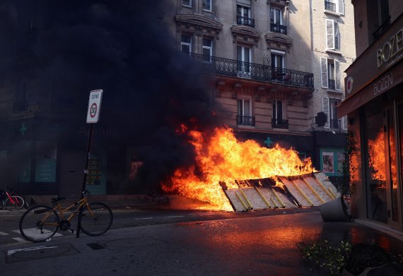 Protestos de 1º de maio em todo o mundo ... França condena política de Macron antes das eleições gerais do próximo mês
