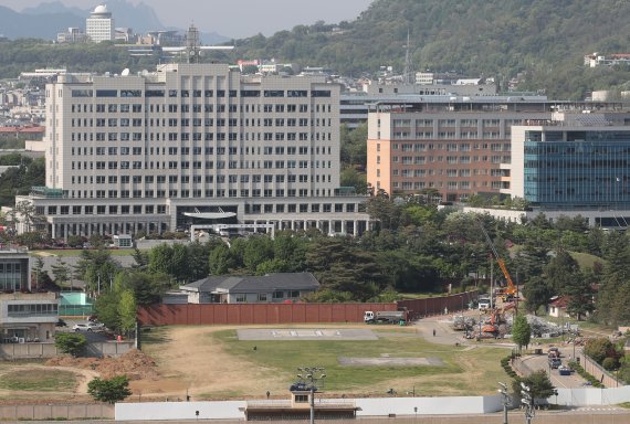 [서울=뉴시스] 권창회 기자 =1일 오후 서울 용산구 이촌역 인근에서 바라본 용산 미군기지 13번 출입문과 기지 내 헬기장, 공사중인 국방부 일대 모습. 윤석열 대통령 당선인이 취임 후 용산 국방부 청사에 마련될 집무실로 출퇴근할 때 이 출입구를 사용할 것으로 보인다. 2022.05.01. kch0523@newsis.com