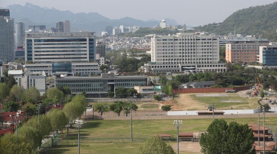 [서울=뉴시스] 권창회 기자 =1일 오후 서울 용산구 이촌역 인근에서 바라본 용산 미군기지 13번 출입문과 기지 내 헬기장, 공사중인 국방부 일대 모습. 윤석열 대통령 당선인이 취임 후 용산 국방부 청사에 마련될 집무실로 출퇴근할 때 이 출입구를 사용할 것으로 보인다. 2022.05.01. kch0523@newsis.com