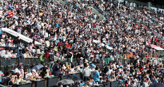 [서울=뉴시스] 추상철 기자 = '2022 KBO 리그' 롯데 자이언츠와 LG트윈스의 경기가 열린 1일 오후 서울 송파구 잠실야구장이 관중들고 가득차 있다. 2022.05.01. scchoo@newsis.com