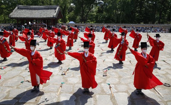 [서울=뉴시스] 고승민 기자 = 1일 서울 종묘 영녕전에서 종묘대제(宗廟大祭)가 열리고 있다. 코로나19 상황 속에서 관람객 없이 치러진 ‘종묘대제’는 3년만에 다시 일반에 공개됐다. (공동취재사진) 2022.05.01. photo@newsis.com