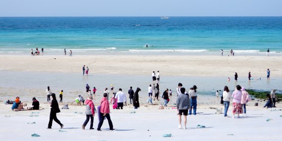 [제주=뉴시스] 우장호 기자 = 근로자의 날인 1일 오후 제주시 조천읍 함덕해수욕장 해변을 찾은 관광객들이 맑은 날씨 속에 즐거운 시간을 보내고 있다. 2022.05.01. woo1223@newsis.com