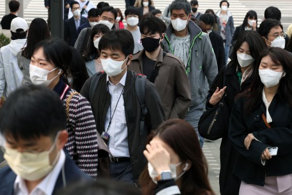 야외 마스크 착용 의무 해제 첫 날인 지난 5월 2일 오전 서울 여의도 직장인들이 출근하고 있다. 대부분의 시민들은 착용 의무가 해제되었음에도 마스크를 쓴 채 출근했다. 사진=서동일 기자