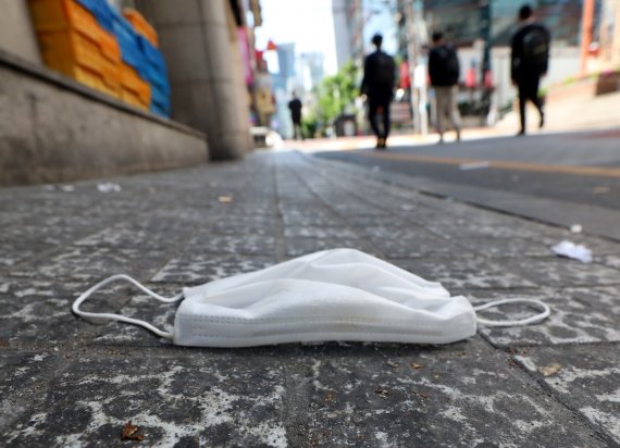 지난 1일 오전 서울 도심에서 마스크가 바닥에 버려져 있다. 뉴시스 제공
