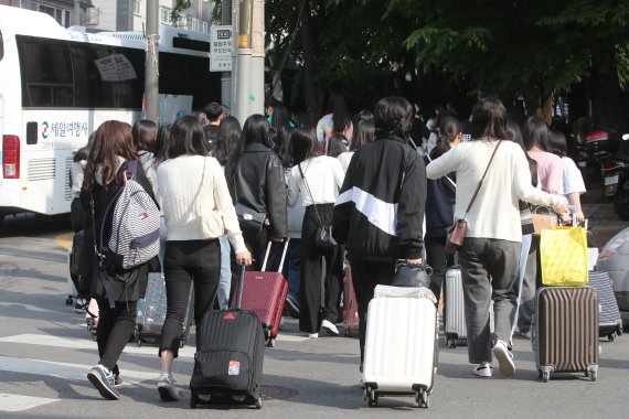 [서울=뉴시스] 권창회 기자 = 2일 오전 서울 은평구 선정국제관광고등학교 인근에서 학생들이 수학여행을 가기 위해 버스로 향하고 있다. 오늘부터 교육부가 발표한 '포스트 오미크론 대응 학교 일상회복 추진방안'에 따라 전국 유·초·중·고교는 정상등교를 원칙으로 교과·비교과 교육활동을 전면 재개한다. 학급·학년 단위 소규모 체험활동 등 대내외 행사 운영이 가능하고 수학여행, 수련회 등 숙박형 프로그램 운영도 교육청과 학교가 결정해 시행하게 된다. 2022.05.02. kch0523@newsis.com