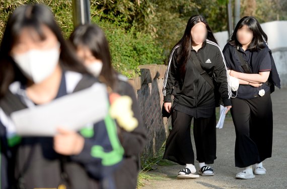 [광주=뉴시스] 김혜인 기자 = 실외 마스크 해제 첫날인 2일 오전 광주 남구 주월동 서진여자고등학교에서 학생들이 마스를 벗은 채 등교하고 있다. 2022.05.02.hyein0342@newsis.com