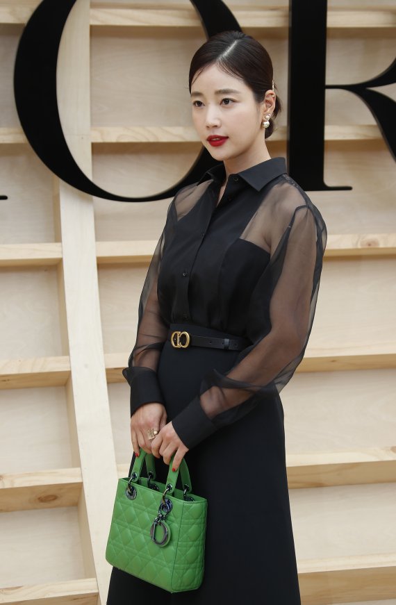 배우 기은세가 30일 서울 서대문구 이화여자대학교에서 열린 ‘디올(DIOR) 한국 최초 2022 가을 여성 컬렉션’에 참석해 매력을 발산하고 있다. © News1 권현진 기자