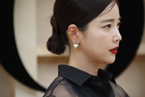 배우 기은세가 30일 서울 서대문구 이화여자대학교에서 열린 ‘디올(DIOR) 한국 최초 2022 가을 여성 컬렉션’에 참석해 매력을 발산하고 있다. © News1 권현진 기자