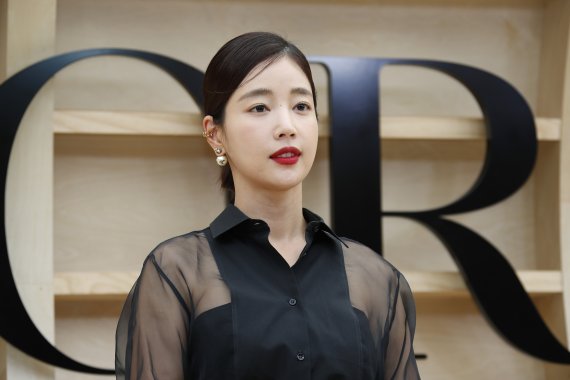 배우 기은세가 30일 서울 서대문구 이화여자대학교에서 열린 ‘디올(DIOR) 한국 최초 2022 가을 여성 컬렉션’에 참석해 우아한 매력을 발산하고 있다. © News1 권현진 기자