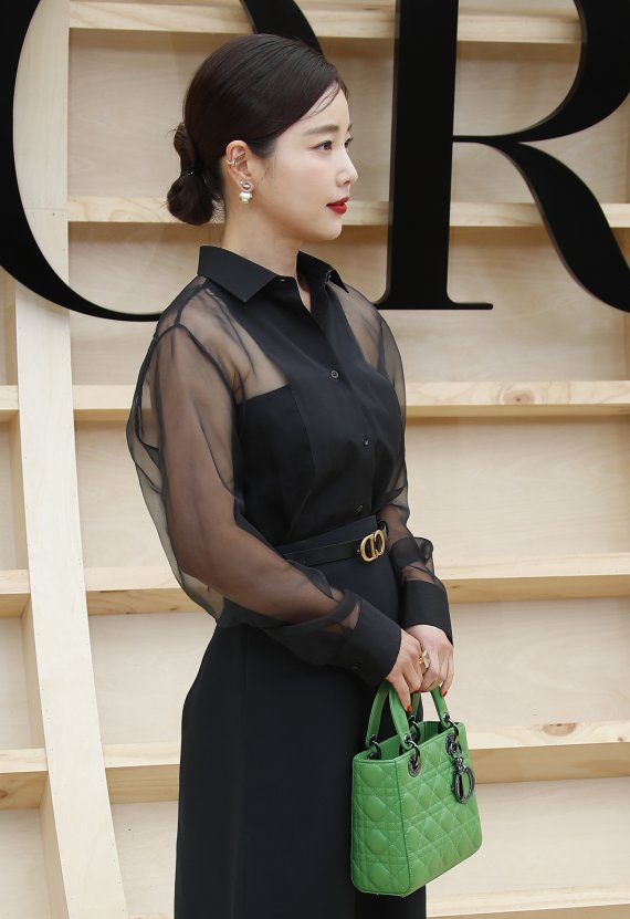 배우 기은세가 30일 서울 서대문구 이화여자대학교에서 열린 ‘디올(DIOR) 한국 최초 2022 가을 여성 컬렉션’에 참석해 눈부신 자태를 뽐내고 있다. © News1 권현진 기자