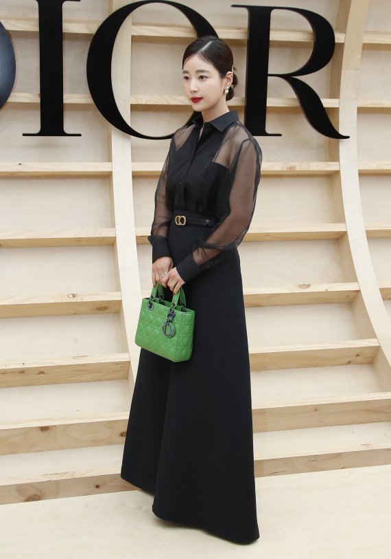 배우 기은세가 30일 서울 서대문구 이화여자대학교에서 열린 ‘디올(DIOR) 한국 최초 2022 가을 여성 컬렉션’에 참석해 매력을 발산하고 있다. © News1 권현진 기자