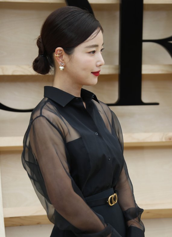 배우 기은세가 30일 서울 서대문구 이화여자대학교에서 열린 ‘디올(DIOR) 한국 최초 2022 가을 여성 컬렉션’에 참석해 은은한 미소를 짓고 있다. © News1 권현진 기자