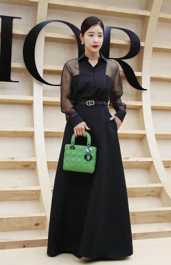 배우 기은세가 30일 오후 서울 서대문구 이화여자대학교에서 열린 ‘디올(DIOR) 한국 최초 2022 가을 여성 컬렉션’에서 당당한 매력으로 시선을 사로잡고 있다. © News1 권현진 기자