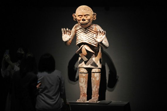 [서울=뉴시스] 박진희 기자 = 한국-멕시코 수교 60주년 기념 국립중앙박물관 특별전 '아스테카-태양을 움직인 사람들' 언론공개회가 열린 2일 서울 용산구 박물관 상설전시관에 '지하세계의 신 믹틀란테쿠틀리'가 전시되어 있다. 전시는 오는 8월 28일까지. 2022.05.02. pak7130@newsis.com