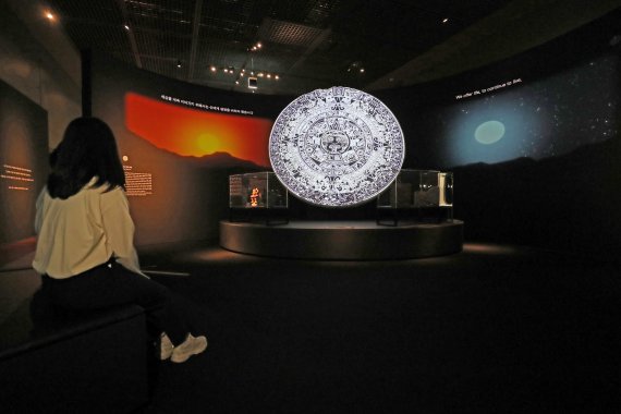 [서울=뉴시스] 박진희 기자 = 한국-멕시코 수교 60주년 기념 국립중앙박물관 특별전 '아스테카-태양을 움직인 사람들' 언론공개회가 열린 2일 서울 용산구 박물관 상설전시관에 '태양의 돌과 태양의 신 토나티우'가 전시되어 있다. 전시는 오는 8월 28일까지. 2022.05.02. pak7130@newsis.com