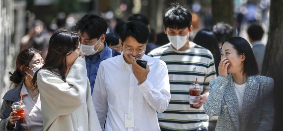 실외 마스크 착용 의무화가 해제된 2일 오전 서울 중구 정동길에서 마스크를 벗은 시민들이 이동하고 있다. /사진=뉴시스