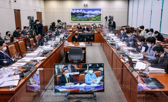 박진 외교부 장관 후보자가 2일 서울 여의도 국회에서 열린 인사청문회에서 의원 질의에 답하고 있다. 사진=공동취재단