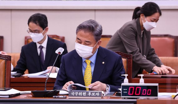 박진 외교부 장관 후보자가 2일 서울 여의도 국회에서 열린 인사청문회에 출석, 자료를 검토하고 있다. 사진=공동취재단