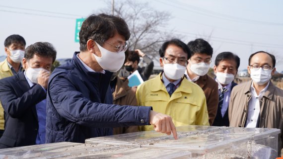 박영범 농림축산식품부차관(왼쪽)이 5일 전북 부안군 부안군우리밀영농법인의 국산 밀 파종현장을 둘러보고 있다. (자료사진·농림축산식품부 제공) 2021.11.5/뉴스1