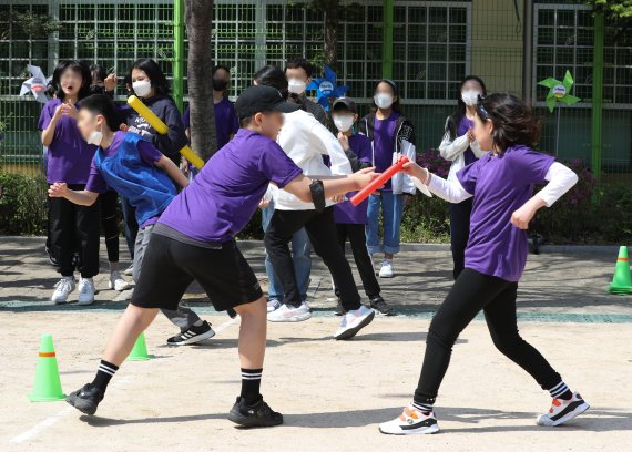 2일 오전 서울 서대문구 금화초등학교에서 열린 체육대회에서 학생들이 마스크를 벗고 계주를 하고 있다. 2022.5.2/뉴스1 © News1 신웅수 기자