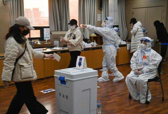 지난 3월9일 제20대 대통령선거일에 경기 수원 장안구 조원1동 행정복지센터에 마련된 조원1동 제1투표소에서 코로나19 확진·격리 유권자들이 투표를 하고 있다. 2022.3.9/뉴스1 © News1 경기사진공동취재단