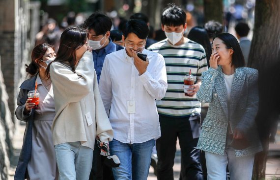 실외 마스크 착용 의무화가 566일만에 해제된 2일 오전 서울 중구 정동길에서 마스크를 벗은 시민들이 이동하고 있다. 뉴시스