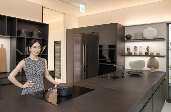 [서울=뉴시스]삼성전자 모델이 서울 대치동 삼성디지털프라자 삼성대치본점에 위치한 '데이코 하우스'에서 럭셔리 빌트인 가전 '데이코(Dacor)' 제품을 소개하고 있다. (사진 = 삼성전자) 2022.5.2. photo@newsis.com *재판매 및 DB 금지