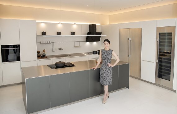 [서울=뉴시스]삼성전자 모델이 서울 대치동 삼성디지털프라자 삼성대치본점에 위치한 '데이코 하우스'에서 럭셔리 빌트인 가전 '데이코(Dacor)' 제품을 소개하고 있다. (사진 = 삼성전자) 2022.5.2. photo@newsis.com *재판매 및 DB 금지