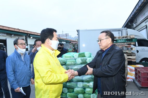 안승남 구리시장 2일 구리농수산물도매시장 방역 현장점검. 사진제공=구리시