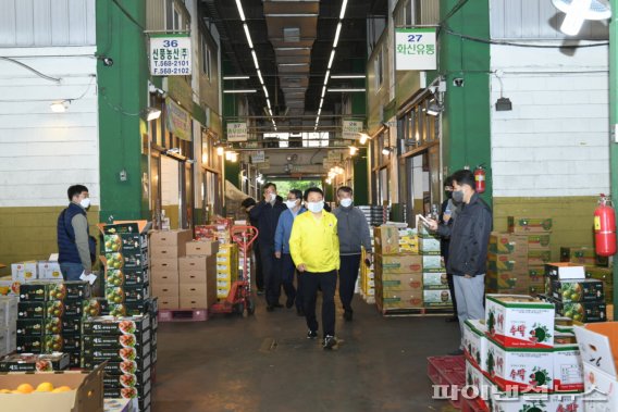 안승남 구리시장 2일 구리농수산물도매시장 방역 현장점검. 사진제공=구리시