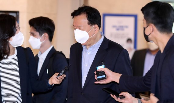 [서울=뉴시스] 추상철 기자 = 정호영 보건복지부 장관 후보자가 지난 2일 오전 서울 서대문구 국민연금공단 서울북부지역본부에 마련된 인사청문회 준비 사무실로 출근하고 있다. 2022.05.02. scchoo@newsis.com