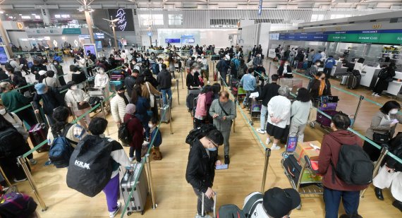 [인천공항=뉴시스] 조성우 기자 = 정부가 코로나19 사태로 전 세계에 적용해온 특별여행주의보를 2년 만에 해제한 지난달 14일 오후 인천국제공항 제1여객터미널 출국장에서 이용객들이 출국 수속을 하고 있다. 2022.05.02. xconfind@newsis.com