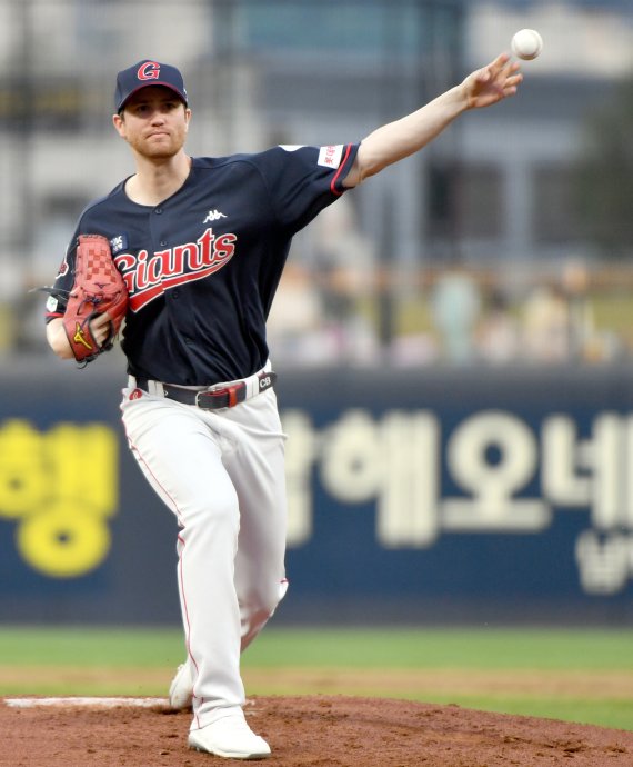 [광주=뉴시스] 류형근 기자 = 12일 오후 광주 북구 광주-기아챔피언스필드에서 열린 2022프로야구 KIA 타이거즈 대 롯데 자이언츠의 경기, 1회말 무사에서 롯데 선발투수 반즈가 역투하고 있다. 2022.04.12. hgryu77@newsis.com