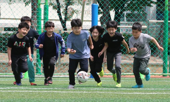 2일 대전 둔산초등학교에서 학생들이 마스크를 벗고 축구를 하고 있다. 2022.5.2/뉴스1 © News1 김기태 기자