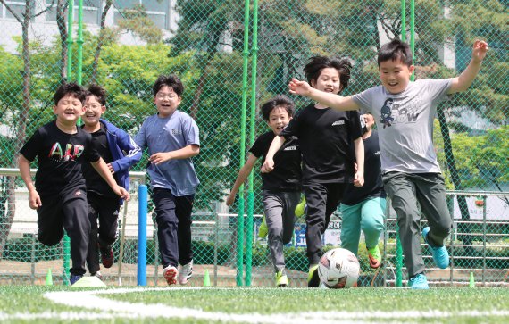 2일 대전 둔산초등학교에서 학생들이 마스크를 벗고 축구를 하고 있다. 2022.5.2/뉴스1 © News1 김기태 기자