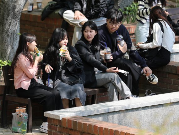 실외 마스크 착용 의무가 해제된 2일 부산시 남구 경성대학교 교내에서 학생들이 담소를 나누고 있다. 2022.5.2/뉴스1 © News1 김영훈 기자