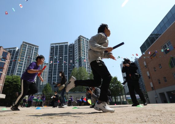 2일 오전 서울 서대문구 금화초등학교에서 열린 체육대회에서 학생들이 마스크를 벗고 계주를 하고 있다. 2022.5.2/뉴스1 © News1 신웅수 기자