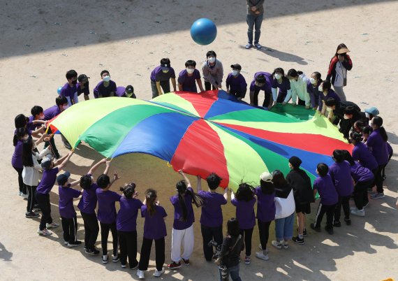 2일 오전 서울 서대문구 금화초등학교에서 학생들이 체육대회를 하고 있다. 2022.5.2/뉴스1 © News1 신웅수 기자