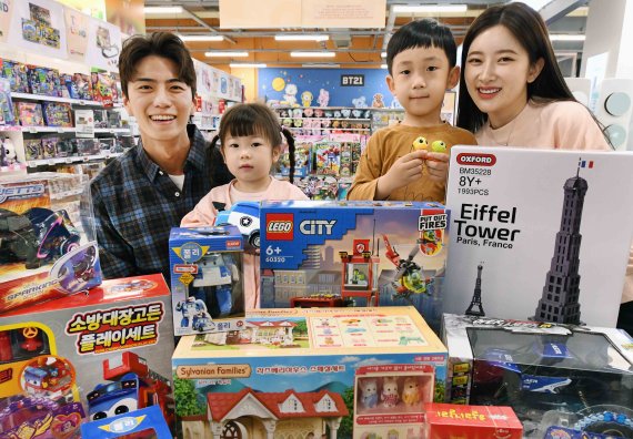모델들이 3일 서울 강서구 등촌동 홈플러스 강서점에서 아동들과 함께 ‘어린이날100주년 완구대전’ 상품을 선보이고 있다. 홈플러스 제공.
