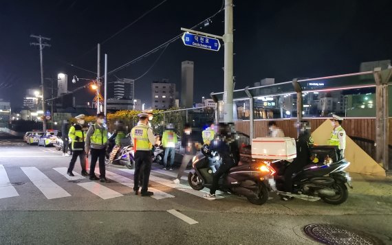 이륜차 단속장면.(부산경찰청 제공) © 뉴스1